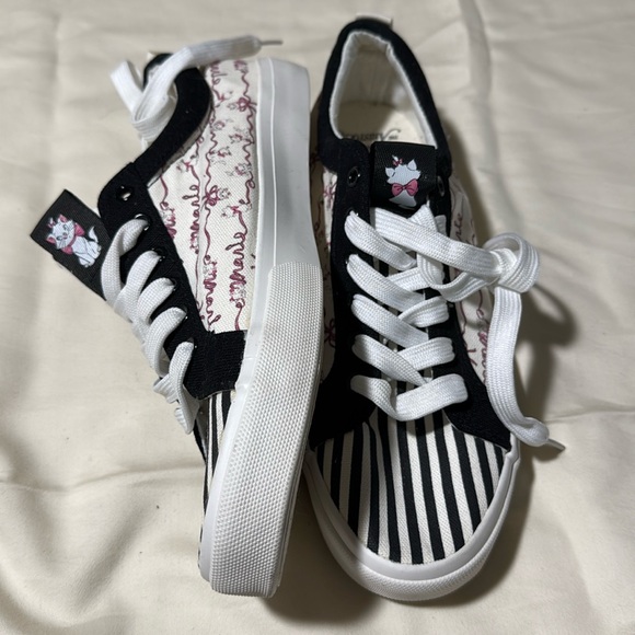 Disney The Aristocats Marie Stripe Lace-Up Sneakers from Hot Topic in size 8 - Picture 3 of 8